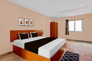 Postel nebo postele na pokoji v ubytování Collection O Visakhapatnam Clock Tower