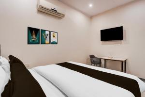 una habitación de hotel con una cama y un televisor en Hotel O R.N. Residency 3, en Ghaziabad
