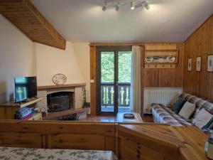 a living room with a couch and a fireplace at Casetta Scricciolo in Enego