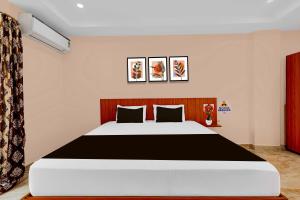 a bedroom with a large bed in a room at Collection O Bheemili Beach Visakhapatnam in Visakhapatnam