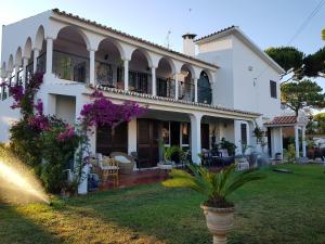 a large white house with a yard at Vila Candeias, Vilamoura, Algarve, Beach, 10p in Quarteira