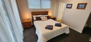 Кровать или кровати в номере Family Holiday Home- Lake Hawea Haven