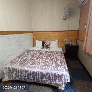 Postel nebo postele na pokoji v ubytování 鑽石大旅社