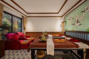 ホイアンにあるSoluna D'Annam - The Art of Hoi An Relaxation - formerly Hoi An Babylon Riverside Hotelのテーブル2つとソファのあるリビングルーム +82枚の写真