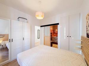 a bedroom with a large white bed in a room at Stalingrad - Wifi, AC, 4pers in Nice