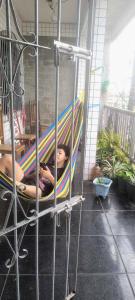 una pareja durmiendo en una hamaca en Casa da Família Nascimento, en Ananindeua