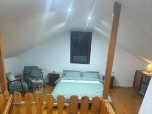 ein Schlafzimmer mit einem Bett auf dem Dachboden in der Unterkunft DATA Bivalni vikend in Gruškovec