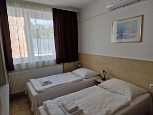 Postel nebo postele na pokoji v ubytování Lencsés Apartmanház Apartmanok + 7 fotografií