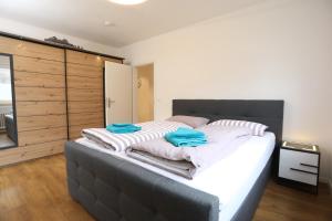 Un dormitorio con una cama grande con toallas. en Gemütliche Wohnung in Garmisch nahe Kreuzeck, en Garmisch-Partenkirchen