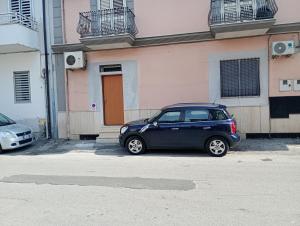 a small blue car parked in front of a building at Mini appartamento a Marcianise in Marcianise