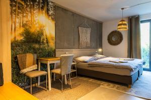 リプトフスキー・ミクラーシュにあるFajna chata - Ski-in chalet in Jasnaのベッドとテーブルと椅子のある寝室