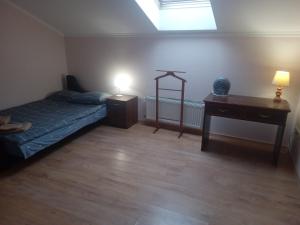 a bedroom with a bed and a desk with a lamp at DOBA - Центр - Бограч 2 кім 6 міс Завжди тепла ! in Mukacheve