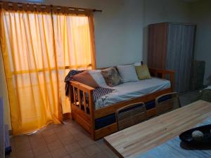 a bedroom with a bunk bed with a window at Alojamiento Victoria in Corrientes