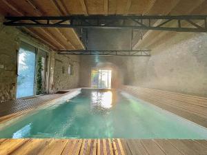 an empty swimming pool in a building at Suites zen dans maison d'hôtes avec piscine intérieure et jardin in Ventenac-Cabardès +20 photos