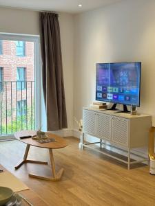 Una televisión o centro de entretenimiento en Stylish Luxury 1 Bed Flat at the Heart of Birmingham