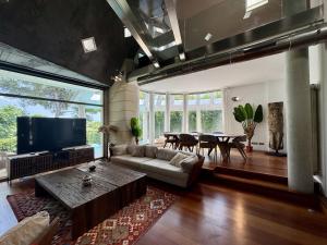 a living room with a couch and a tv and a table at Imperiale Golf House in Bétera