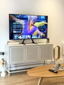 Una televisión o centro de entretenimiento en Stylish Luxury 1 Bed Flat at the Heart of Birmingham