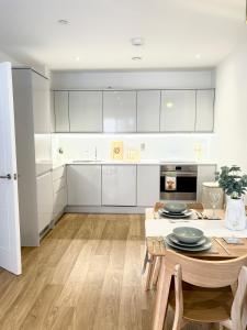 Una cocina o zona de cocina en Stylish Luxury 1 Bed Flat at the Heart of Birmingham 10 fotos más