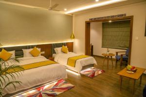 Giường trong phòng chung tại Hotel La Casa Plaza Near Delhi Airport