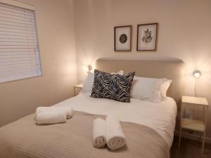 Un dormitorio con una cama con toallas. en 209 The Meadows, en George