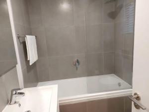 Un baño con ducha con bañera blanca. en 209 The Meadows, en George 14 fotos más