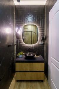 une salle de bain avec un lavabo et un miroir dans l'établissement Sokak Heritage Apartments, à Bitola 29 autres photos