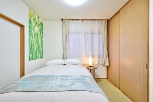 Kawagoe Inn Tokine 時の鐘まで徒歩3分 敷地内駐車場 お子様用プレイルーム客房内的一张或多张床位