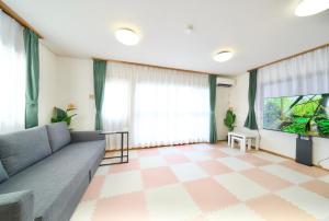 Kawagoe Inn Tokine 時の鐘まで徒歩3分 敷地内駐車場 お子様用プレイルーム的电视和/或娱乐中心
