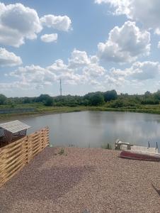una vista de un río desde un patio en Озеро Надії, en Ozeryany 2 fotos más