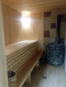 una sauna de madera con un banco en una habitación en Озеро Надії, en Ozeryany