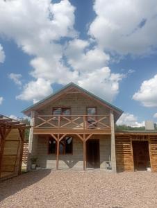 una casa grande con tejado abuhardillado en Озеро Надії, en Ozeryany