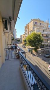 een balkon met uitzicht op een straat met gebouwen bij KYANA Luxury KVA in Kavala