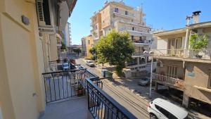 una vista di una strada dal balcone di un appartamento di KYANA Luxury KVA a Kavala