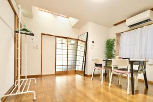 川越Kawagoe Inn Tokine 時の鐘まで徒歩3分 敷地内駐車場 お子様用プレイルーム的有桌子和椅子的餐厅