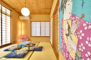 川越Kawagoe Inn Tokine 時の鐘まで徒歩3分 敷地内駐車場 お子様用プレイルーム的墙上有一个大壁画的房间