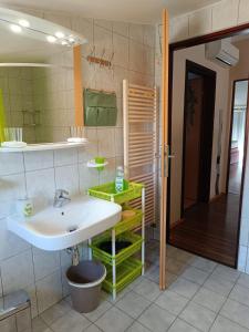 Ένα μπάνιο στο Apartment Viškovo