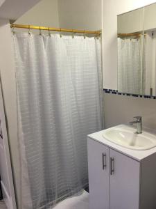 a bathroom with a shower curtain and a sink at Private room with bathroom in Cali +14 photos