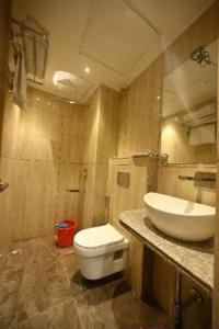 Phòng tắm tại Hotel La Casa Plaza Near Delhi Airport