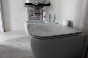 a bathroom with a sink and a toilet at Appartamento moderno a 500mt dal mare in Civitanova Marche