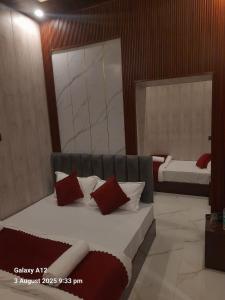 Ένα ή περισσότερα κρεβάτια σε δωμάτιο στο Shree Vishwanath Retreat Premium And Deluxe Rooms