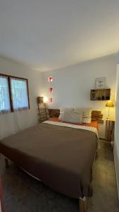 a bedroom with a large bed in a room at logement de charme en bord de plage in Lumio