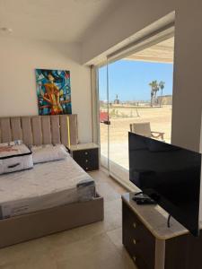 Μια τηλεόραση ή/και κέντρο ψυχαγωγίας στο Panoramic cabana haceinda white