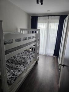 Un dormitorio con dos literas y una ventana. en Homeawayfromhomeghent with private parking, en Gante 32 fotos más