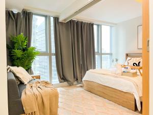 Un dormitorio con una cama y una ventana grande en Stylish 1BR Prime BGC Uptown near Hyatt #upt119c, en Manila 35 fotos más