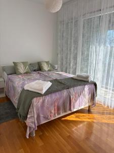 Un dormitorio con una cama y una ventana con cortinas. en Adria, en Brodarica