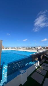 a large swimming pool with a view of the ocean at El Hornero Barraca Puerto in Concepción del Uruguay