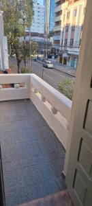 Μπαλκόνι ή βεράντα στο Aconchegante quarto no centro da cidade