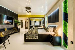 een slaapkamer met een groot bed en een spiegel bij Azimuth Luxury in Constanţa