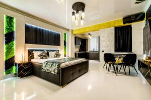 een slaapkamer met een bed, een tafel en stoelen bij Azimuth Luxury in Constanţa +21 foto's