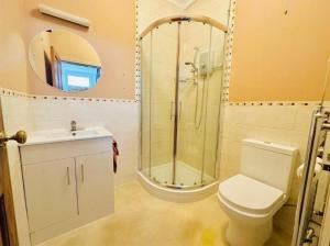 キャッスル・ドニントンにあるCastle Donington 5 Bed House 2 Baths Near EMA And Donington Parkのシャワー、トイレ、洗面台を備えたバスルーム +6枚の写真